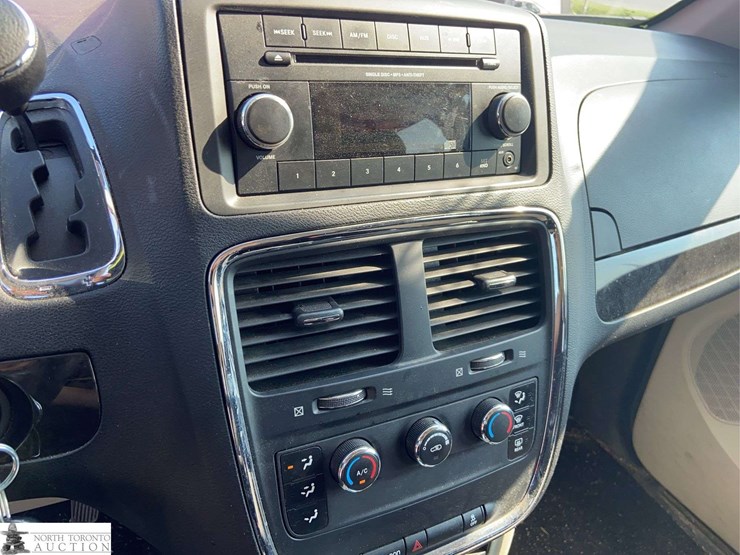 2013-dodge-grand-caravan-sxt-image-13