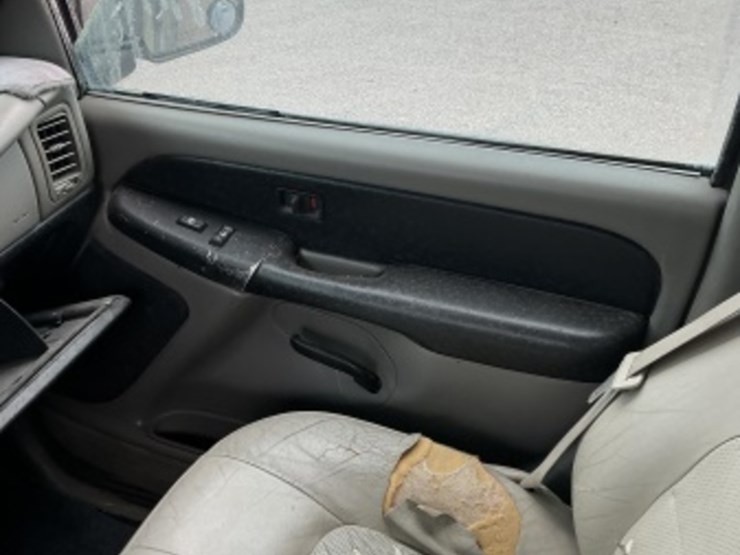 2000-chevrolet-suburban-image-17