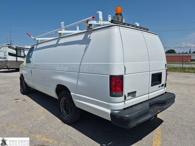 2014-ford-cargo-image-7