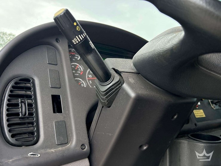 2019-freightliner-m2-106-image-43