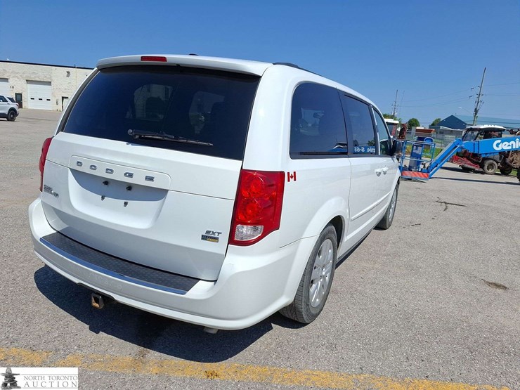 2014-dodge-grand-caravan-sxt-image-5