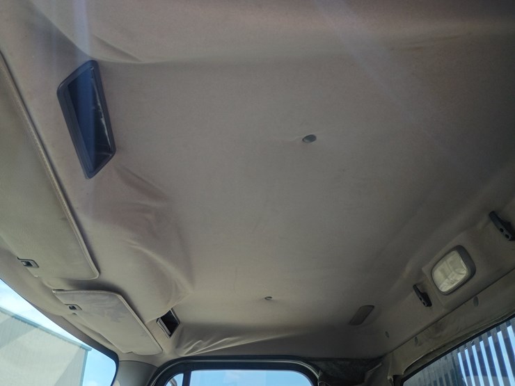 2013-freightliner-m2-106-image-51