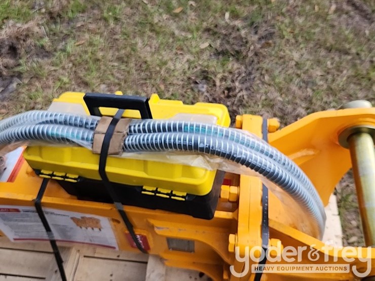 caterpillar-416-image-13