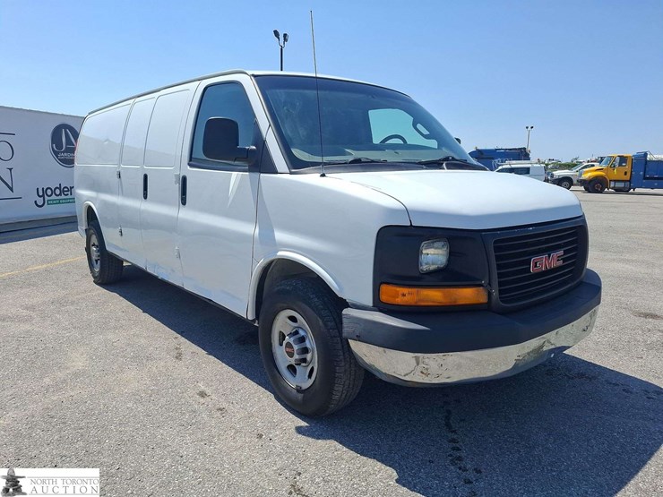 2017-gmc-savana-cargo-van-image-3