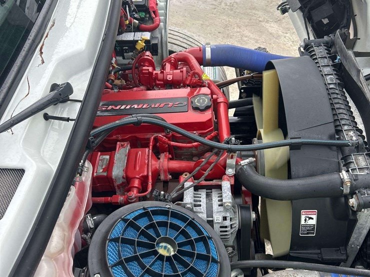2021-freightliner-m2-106-image-9