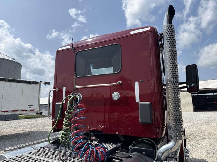 2014-kenworth-t680-image-17
