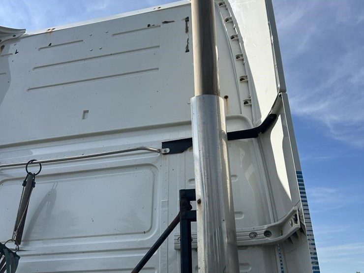 2012-volvo-vnl64t670-image-53