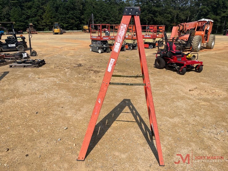 6'-fiberglass-folding-step-ladder-image-3