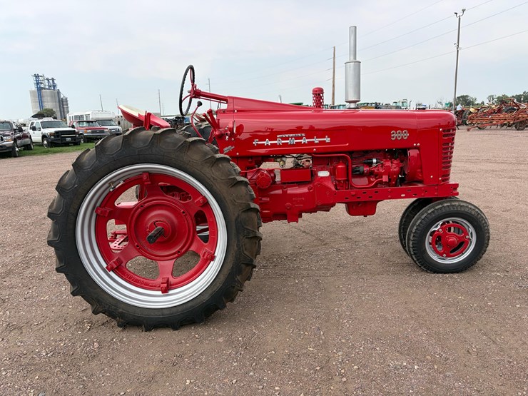 1955-farmall-300-tractor-image-4