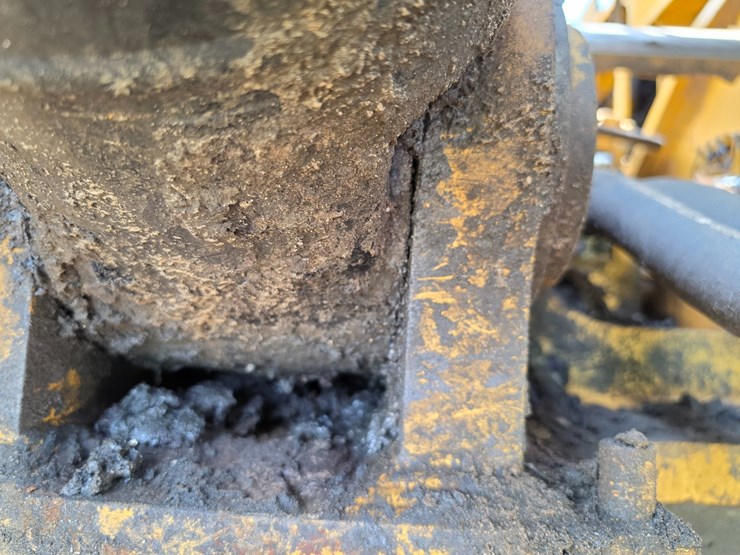 2023-caterpillar-374-image-90