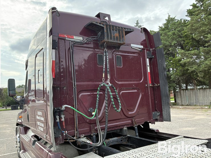 2014-freightliner-cascadia-125-image-11