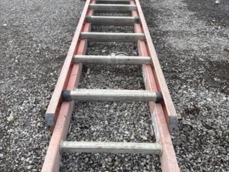 32ft-fiberglass-extention-ladder-image-3