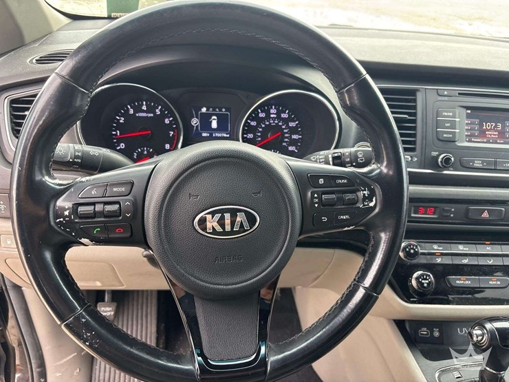 2017-kia-sedona-image-13