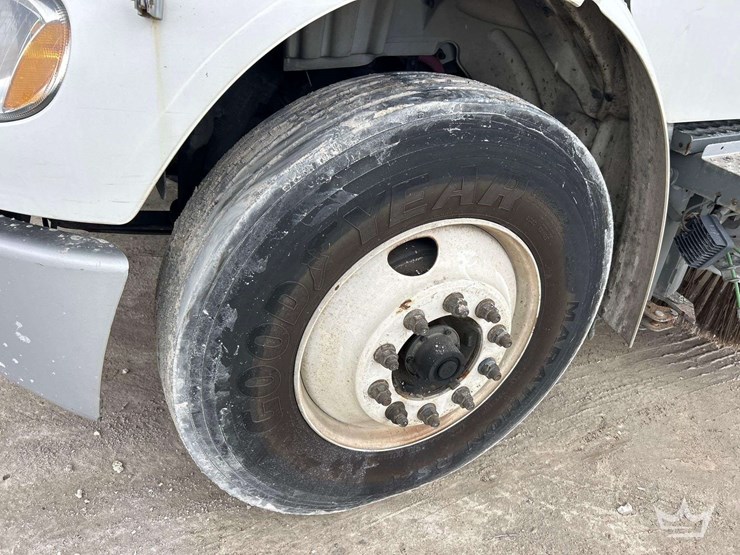 2019-freightliner-m2-106-image-57
