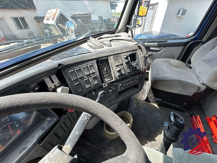 2006-volvo-truck-vnm42t-s/a-day-cab-truck-tractor-image-56