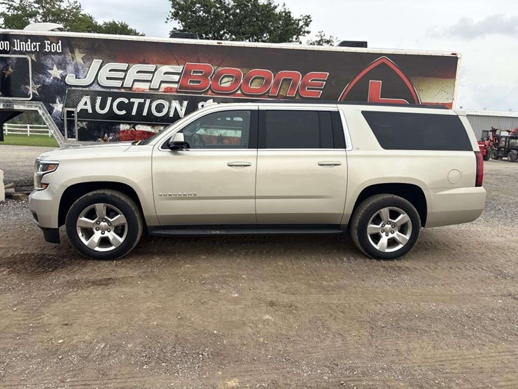 2016-chevrolet-suburban-image-2