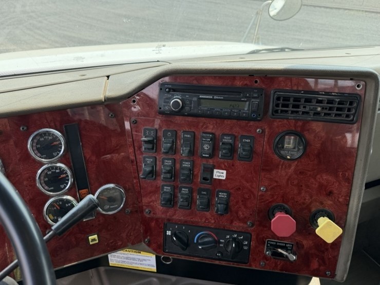 2004-international-5500i-t/a-truck-tractor-image-35