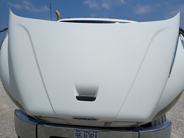 2013-freightliner-m2-106-image-27
