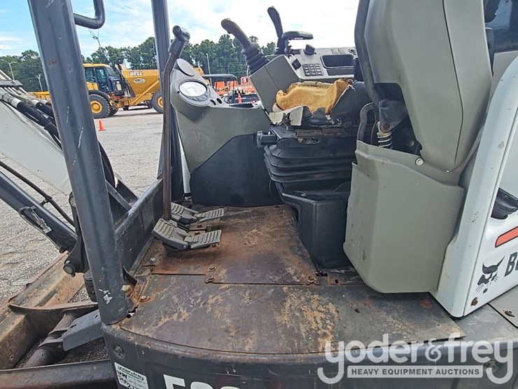 2016-bobcat-e32-image-37