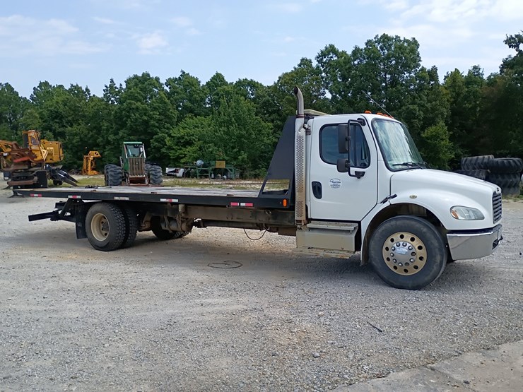 2013-freightliner-m2-106-image-12