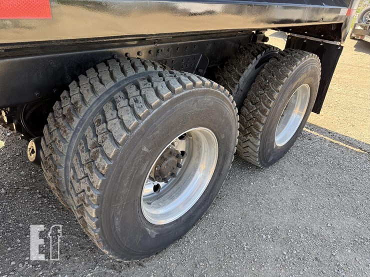 2005-peterbilt-335-image-17