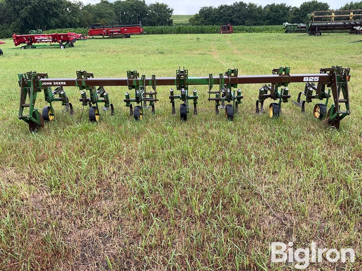 john-deere-825-image-2