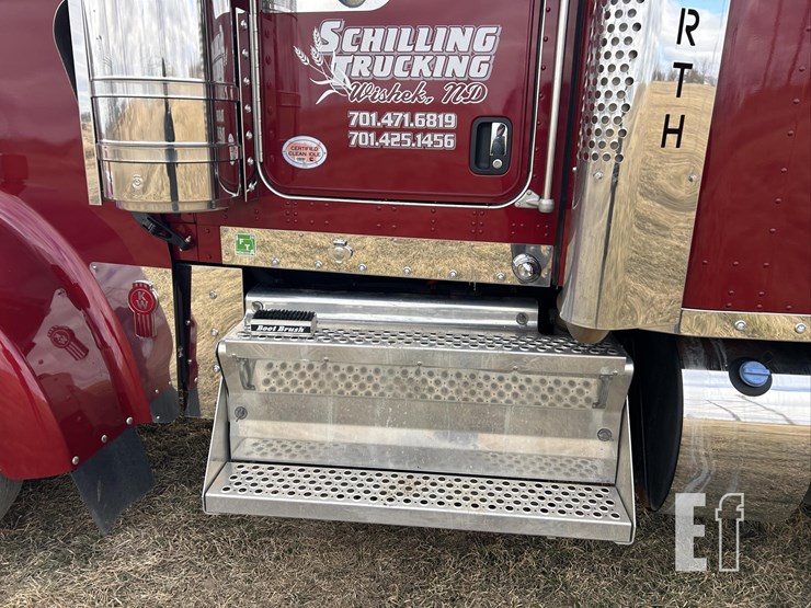 2025-kenworth-w900-image-10