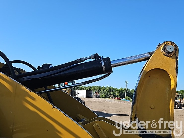 2023-caterpillar-920-image-12