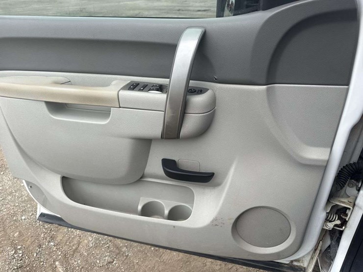 2013-chevrolet-2500-image-28