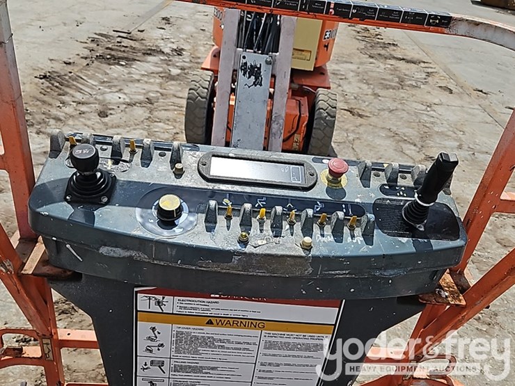2016-jlg-e300ajp-image-16