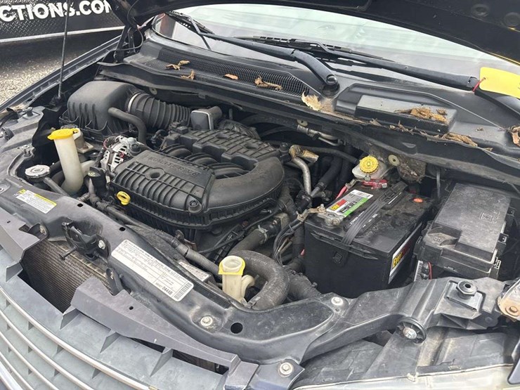 2010-chrysler-town-&-country-image-19