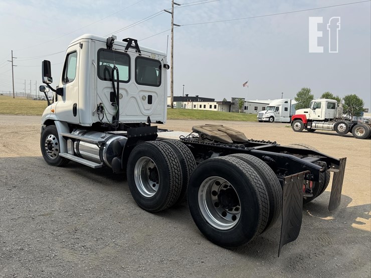 2013-freightliner-cascadia-113-image-4