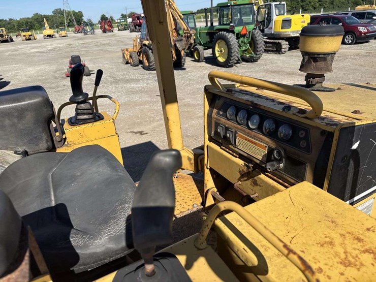 1998-caterpillar-d4c-xl-image-14