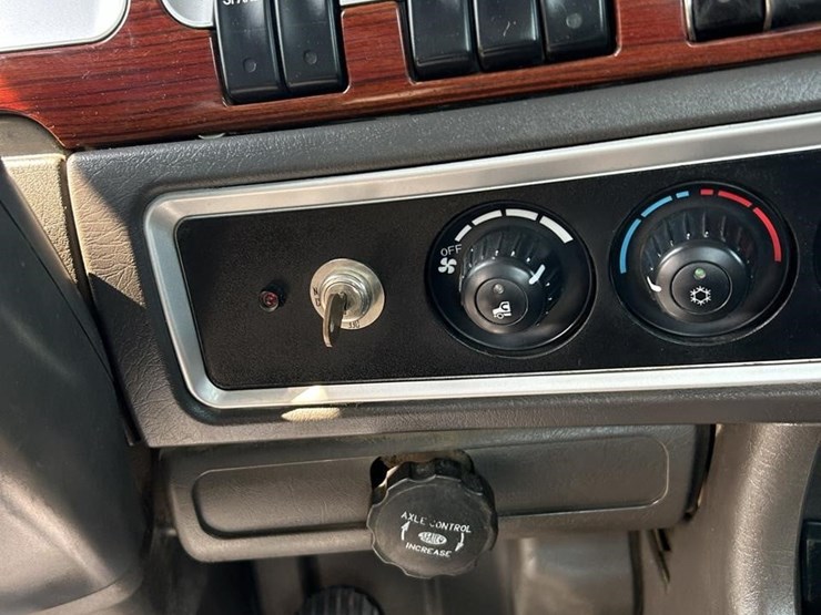 2007-kenworth-w900-image-24