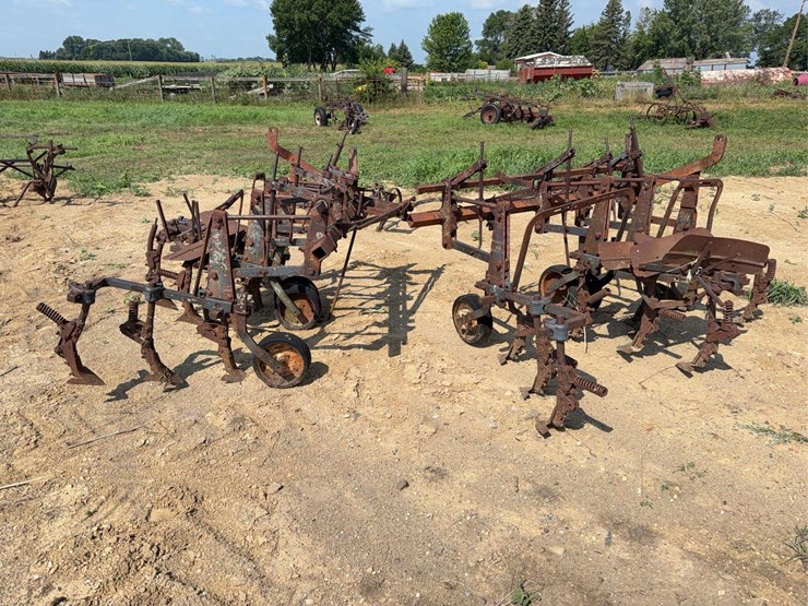international-harvester-461-fast-hitch-cultivator-image-1
