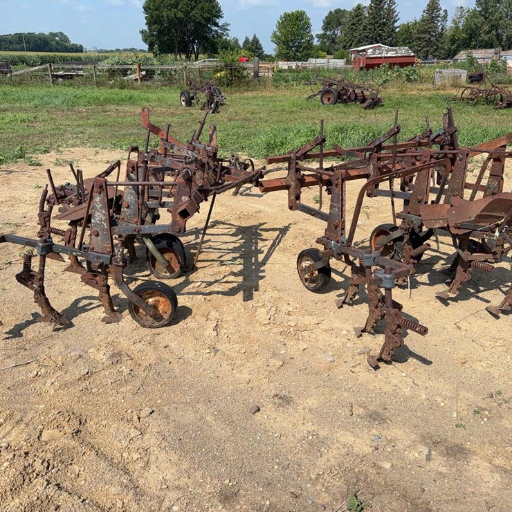 International Harvester 461 Fast Hitch Cultivator