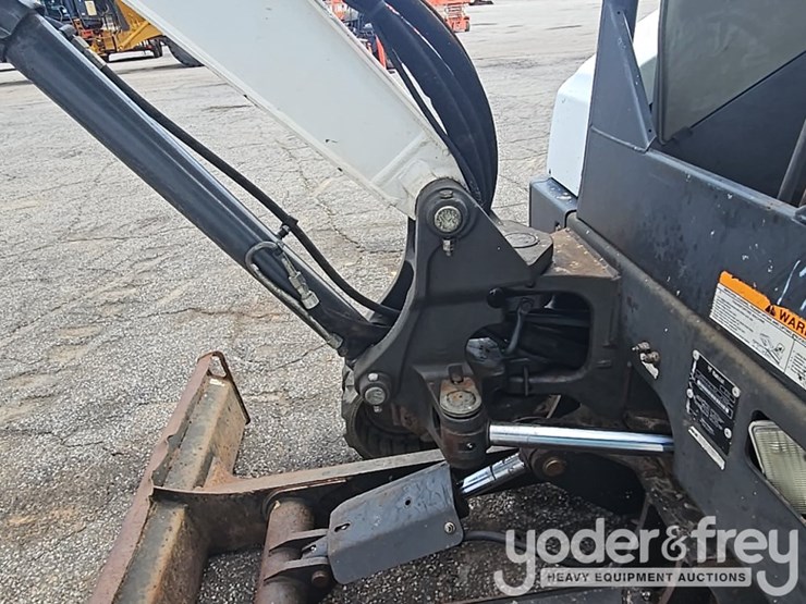 2016-bobcat-e32-image-32