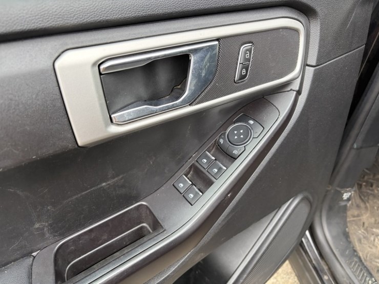 2020-ford-explorer-image-28