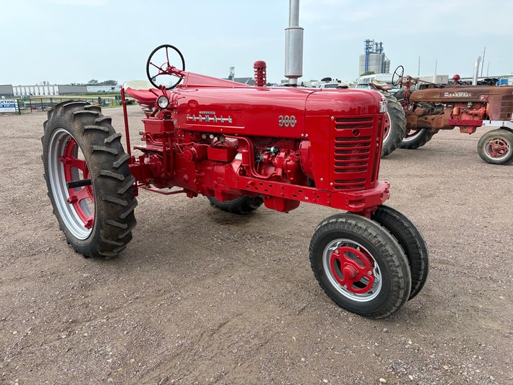 1955-farmall-300-tractor-image-3