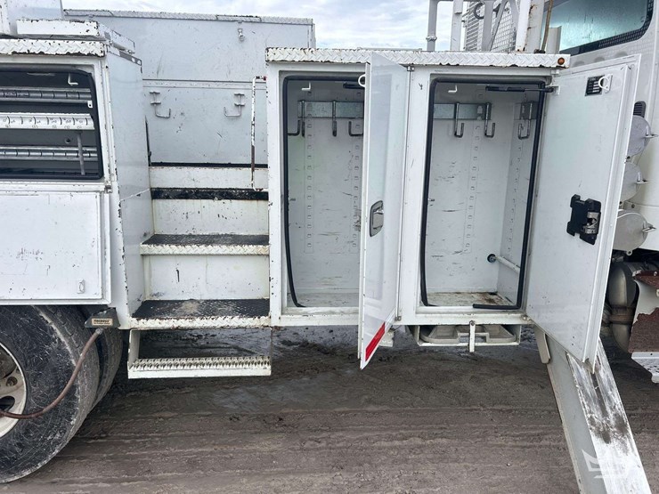 2016-freightliner-m2-106-image-32