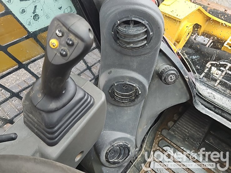 2023-caterpillar-279d3-image-28