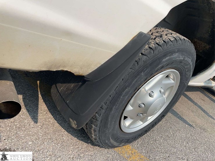 2011-ford-cargo-image-32