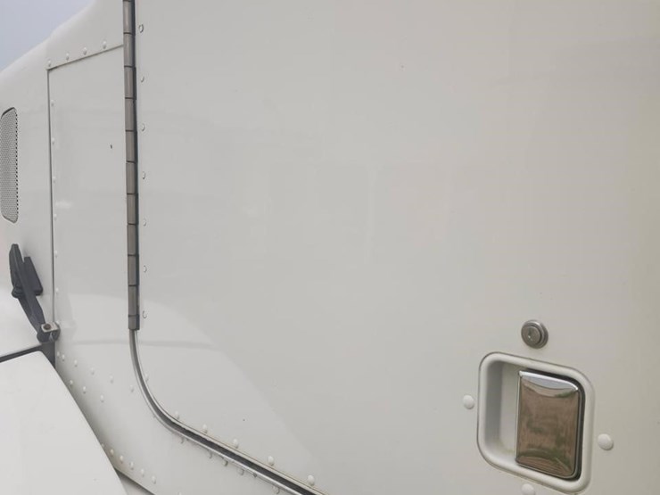 1999-peterbilt-385-image-22