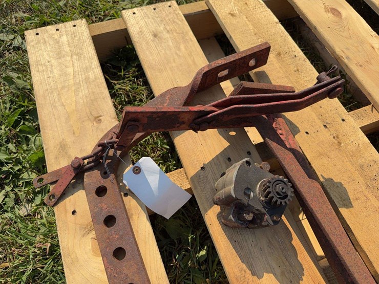 farmall-cub-drawbar-and-(2)-hydraulic-pumps-image-2