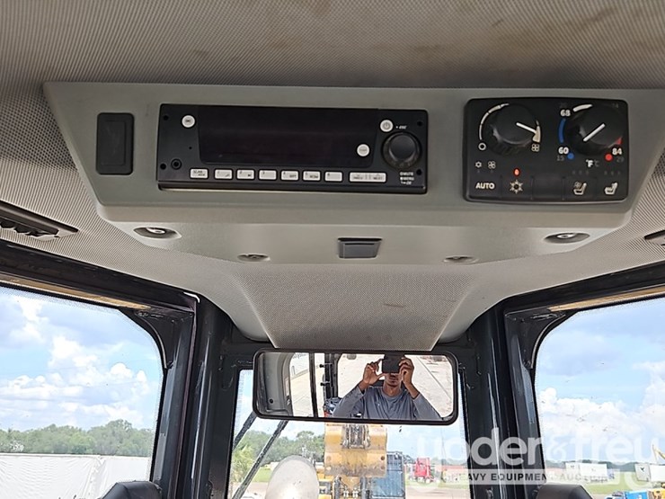 2022-deere-750l-image-32