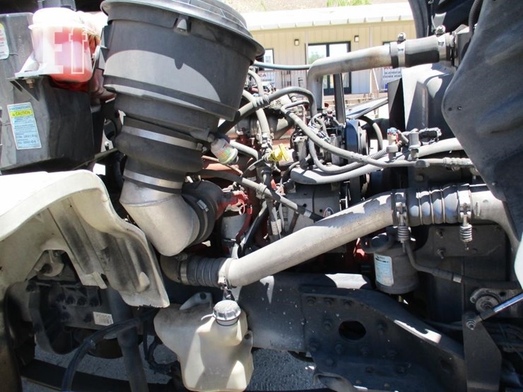 2013-freightliner-business-class-m2-112-image-5