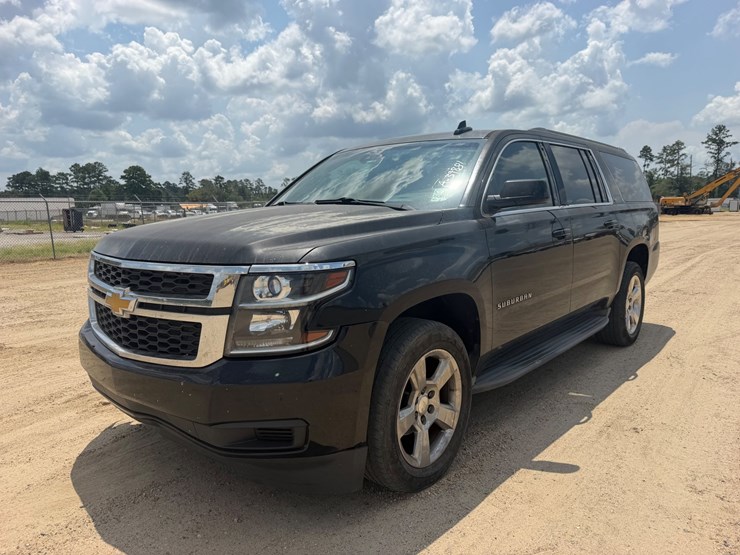 2015-chevrolet-suburban-image-2