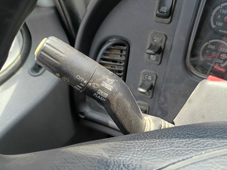 2013-freightliner-m2-106-image-67