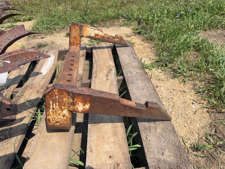 farmall-806-fast-hitch-drawbar-and-rear-cultivator-bracket-image-4