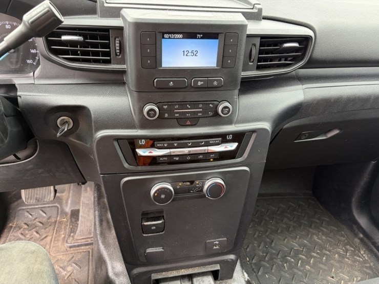 2020-ford-explorer-image-32